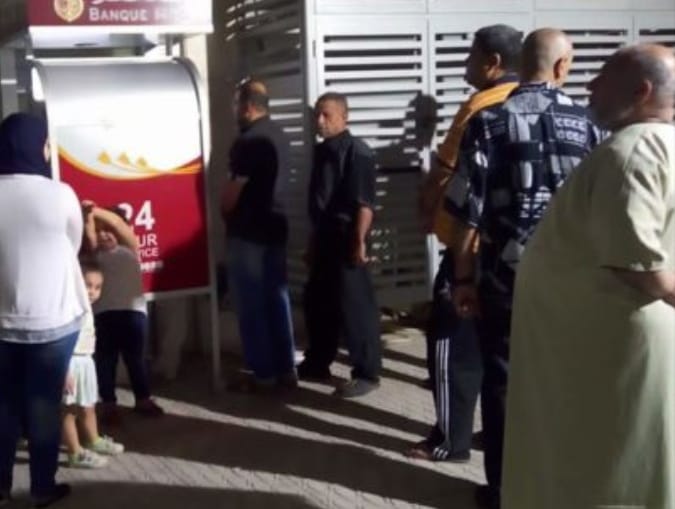 استياء بين المواطنين بسبب التزاحم علي ماكينات الصرف الآلي